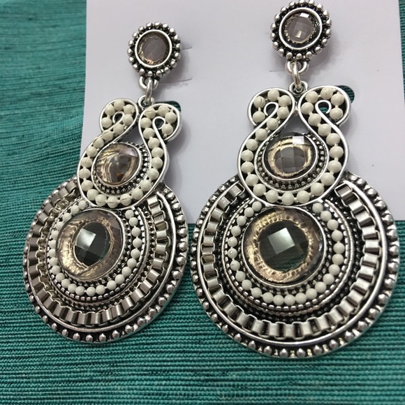 Chic Statement Earrings - Picture 4 of 8